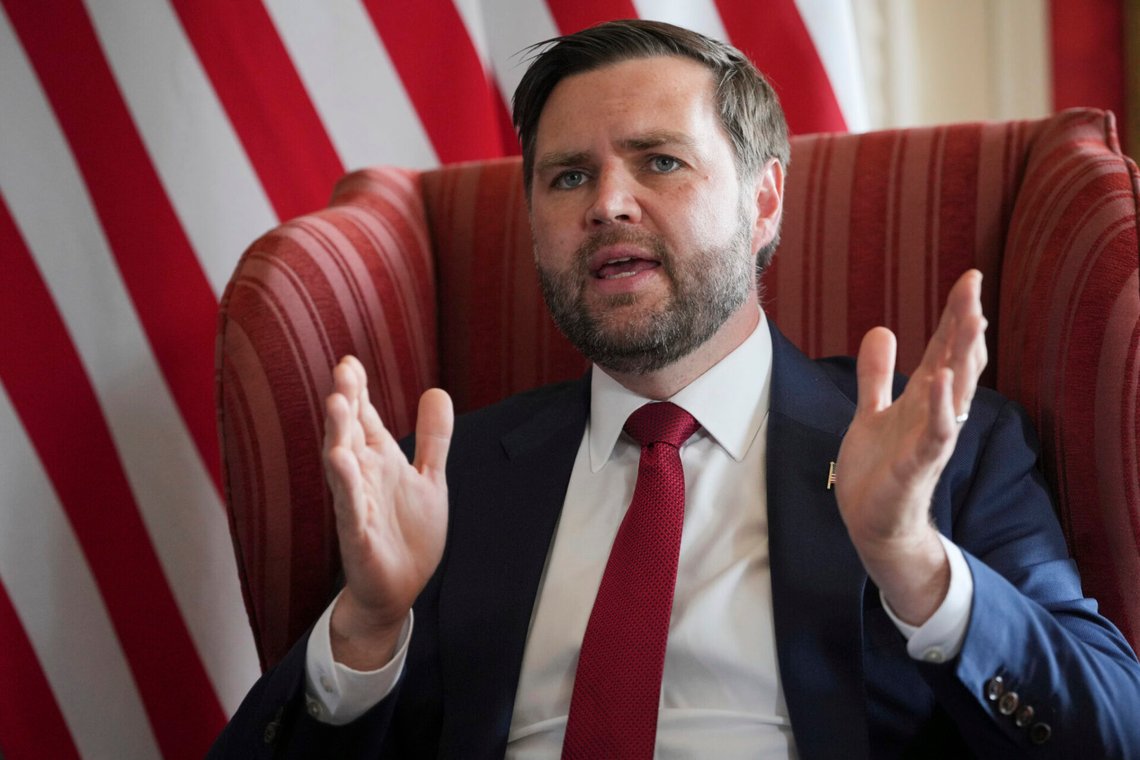 J.D. Vance talar under ett möte med Storbritanniens utrikesminister David Lammy i Kent, England, den 8 augusti 2025. Foto: Kin Cheung / Pool via AP / NTB. J.D. Vance talar under ett möte med Storbritanniens utrikesminister David Lammy i Kent, England, den 8 augusti 2025. Foto: Kin Cheung / Pool via AP / NTB.