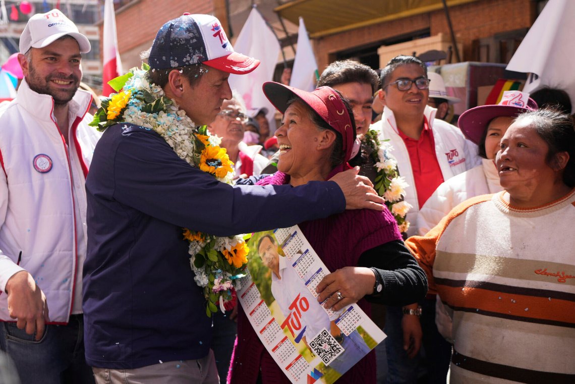 Den bolivianske presidentkandidaten Jorge "Tuto" Quiroga hälsar på en av sina anhängare under ett valkampanjevenemang i La Paz den 7 augusti 2025. Foto: Juan Karita / AP / NTB Den bolivianske presidentkandidaten Jorge "Tuto" Quiroga hälsar på en av sina anhängare under ett valkampanjevenemang i La Paz den 7 augusti 2025. Foto: Juan Karita / AP / NTB