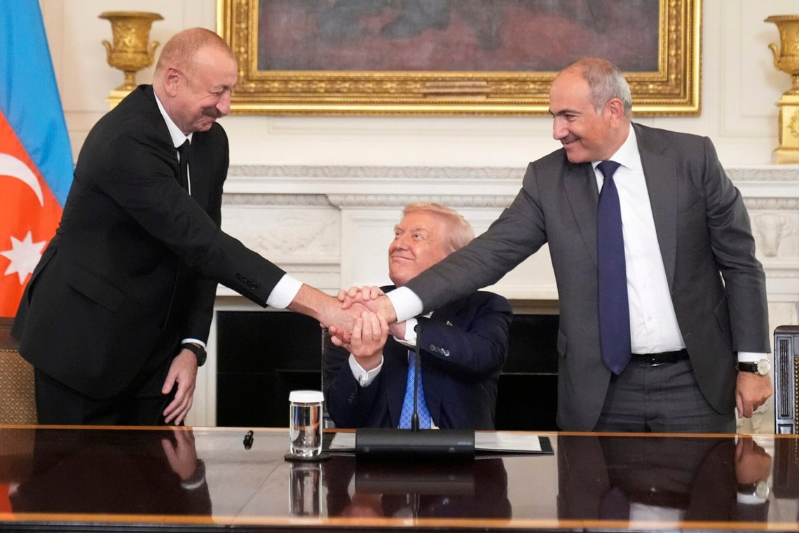 Azerbajdzjans president Ilham Aliyev, USA:s president Donald Trump och Armeniens premiärminister Nikol Pashinyan skakar hand i Vita huset den 8 augusti 2025. Foto: Mark Schiefelbein / AP / NTB. Azerbajdzjans president Ilham Aliyev, USA:s president Donald Trump och Armeniens premiärminister Nikol Pashinyan skakar hand i Vita huset den 8 augusti 2025. Foto: Mark Schiefelbein / AP / NTB.