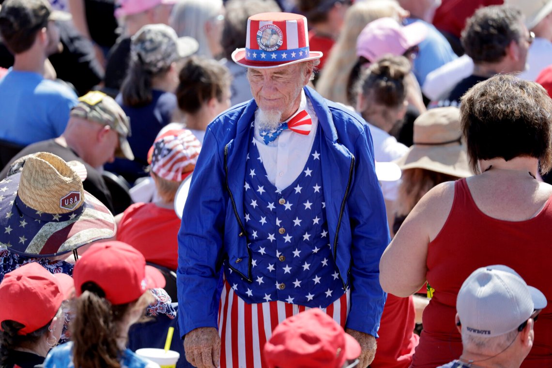 En man klädd till Uncle Sam går genom folkmassan innan den republikanske presidentkandidaten och tidigare presidenten Donald Trump talar vid ett kampanjevenemang på Wilmington International Airport i Wilmington, North Carolina, den 21 september 2024. Foto: Chris Seward/AP Photo En man klädd till Uncle Sam går genom folkmassan innan den republikanske presidentkandidaten och tidigare presidenten Donald Trump talar vid ett kampanjevenemang på Wilmington International Airport i Wilmington, North Carolina, den 21 september 2024. Foto: Chris Seward/AP Photo