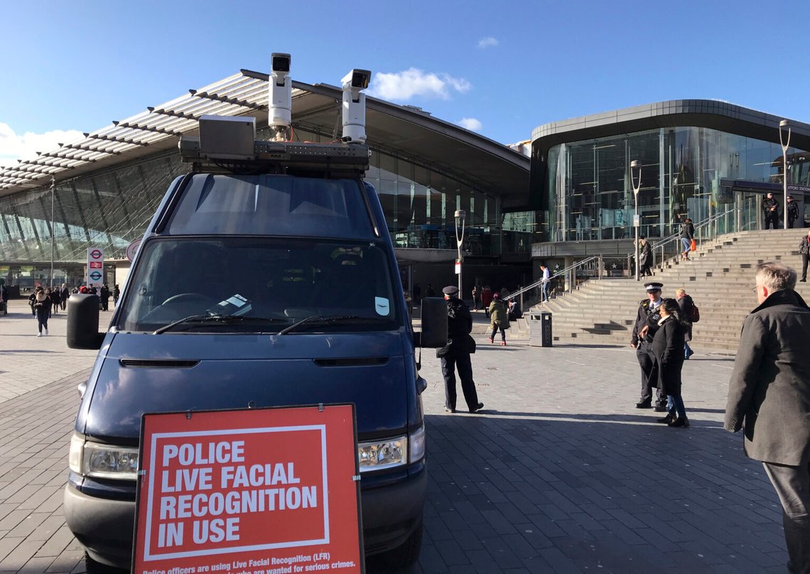 Ett mobilt ansiktsigenkänningssystem utanför ett köpcentrum i London den 11 februari 2020. Foto: Kelvin Chan, AP-NTB. Ett mobilt ansiktsigenkänningssystem utanför ett köpcentrum i London den 11 februari 2020. Foto: Kelvin Chan, AP-NTB.