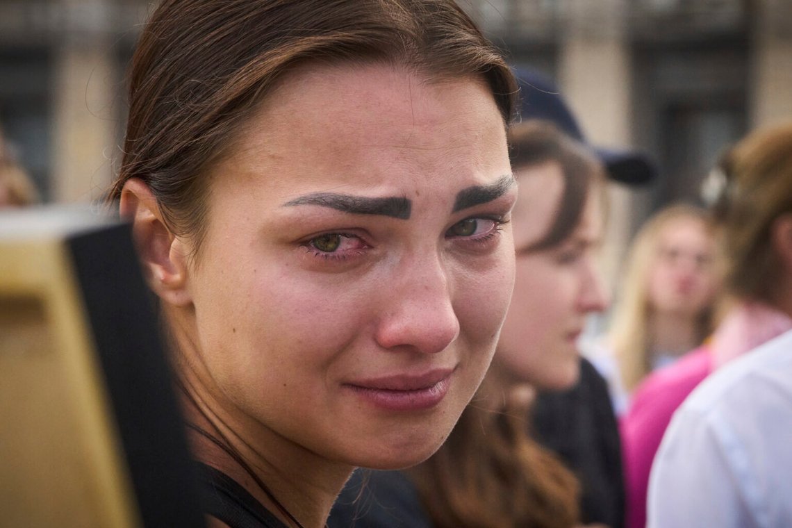 En kollega gråter när hon tittar på ett porträtt av Victoria Roshchyna, 27, en ukrainsk journalist som rapporterade om den ryska invasionen av Ukraina och dog i rysk fångenskap, under begravningsceremonin på Självständighetstorget i centrala Kiev, Ukraina, 8 augusti 2025. Foto: Efrem Lukatsky/AP Photo En kollega gråter när hon tittar på ett porträtt av Victoria Roshchyna, 27, en ukrainsk journalist som rapporterade om den ryska invasionen av Ukraina och dog i rysk fångenskap, under begravningsceremonin på Självständighetstorget i centrala Kiev, Ukraina, 8 augusti 2025. Foto: Efrem Lukatsky/AP Photo