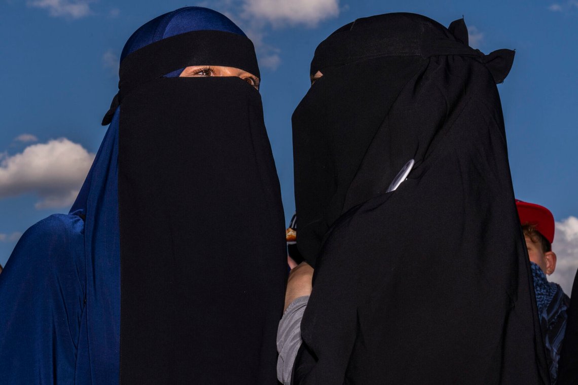 Gruppen Kvinder i Dialog demonstrerar mot den första niqabboten framför Bellahøj polisstation den 10 augusti 2018. Foto: Martin Sylvest / Scanpix Ritzau / NTB. Gruppen Kvinder i Dialog demonstrerar mot den första niqabboten framför Bellahøj polisstation den 10 augusti 2018. Foto: Martin Sylvest / Scanpix Ritzau / NTB.