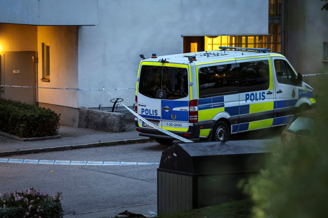 STOCKHOLM, SVERIGE 20250823 Polis på platsen där en ung man har blivit skjuten utomhus i Sätra i södra Stockholm. Han var vid medvetande när han hittades av förbipasserande. Mannen fördes med ambulanshelikopter till sjukhus. Foto: Caisa Rasmussen / TT / Kod 10658 STOCKHOLM, SVERIGE 20250823 Polis på platsen där en ung man har blivit skjuten utomhus i Sätra i södra Stockholm. Han var vid medvetande när han hittades av förbipasserande. Mannen fördes med ambulanshelikopter till sjukhus. Foto: Caisa Rasmussen / TT / Kod 10658