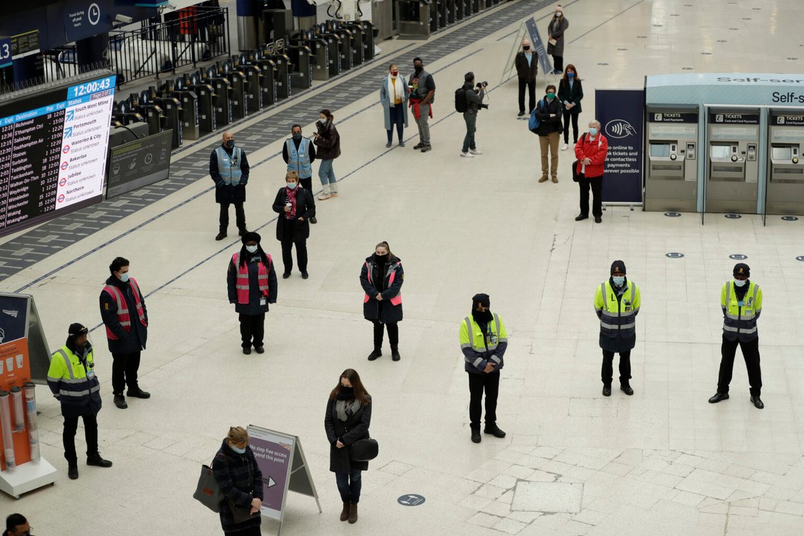 Under pandemin har brittisk järnvägspolis utplacerats i stort antal för att säkerställa att människor inte bryter mot coronavirusreglerna. Men få åtgärder vidtas mot den explosionsartade ökningen av våld och sexuella övergrepp ombord på tåg. Foto: AP /Matt Dunham/NTB Under pandemin har brittisk järnvägspolis utplacerats i stort antal för att säkerställa att människor inte bryter mot coronavirusreglerna. Men få åtgärder vidtas mot den explosionsartade ökningen av våld och sexuella övergrepp ombord på tåg. Foto: AP /Matt Dunham/NTB