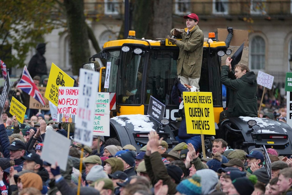 Brittiska bönder är missnöjda med Starmer-regeringen. Tusentals gårdar har stängt efter regeringsskiftet, och fler demonstrationer kan förväntas. Foto: Kin Cheung / AP / NTB Brittiska bönder är missnöjda med Starmer-regeringen. Tusentals gårdar har stängt efter regeringsskiftet, och fler demonstrationer kan förväntas. Foto: Kin Cheung / AP / NTB