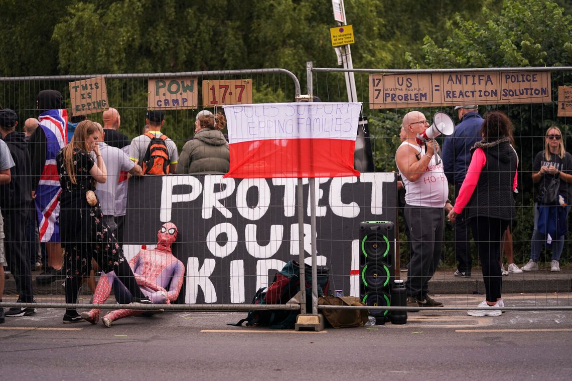 Britterna närmar sig brytpunkten. Bilden är från Epping i Essex, men britterna går ut på gatorna i flera städer i England. Foto: AP /Alberto Pezzali/ NTB Britterna närmar sig brytpunkten. Bilden är från Epping i Essex, men britterna går ut på gatorna i flera städer i England. Foto: AP /Alberto Pezzali/ NTB