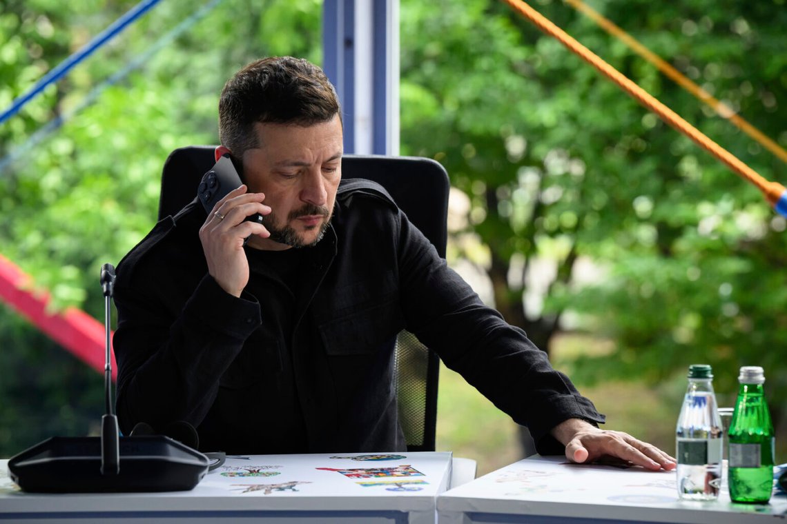 Ukrainas president Volodymyr Zelenskyj tackar de europeiska ledarna för deras stöd och säger att det inte finns några tecken på att Ryssland förbereder sig för att stoppa kriget. Nu är han öppen för att ge upp en del mark. Foto: Leon Neal / AP / NTB Ukrainas president Volodymyr Zelenskyj tackar de europeiska ledarna för deras stöd och säger att det inte finns några tecken på att Ryssland förbereder sig för att stoppa kriget. Nu är han öppen för att ge upp en del mark. Foto: Leon Neal / AP / NTB