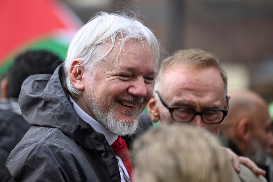 WikiLeaks grundare Julian Assange förbereder sig för att marschera med demonstranter över Sydney Harbour Bridge under Palestine Action Groups marsch för mänskligheten i Sydney, 3 augusti 2025. Foto: Dean Lewins/AAP Bild via AP WikiLeaks grundare Julian Assange förbereder sig för att marschera med demonstranter över Sydney Harbour Bridge under Palestine Action Groups marsch för mänskligheten i Sydney, 3 augusti 2025. Foto: Dean Lewins/AAP Bild via AP