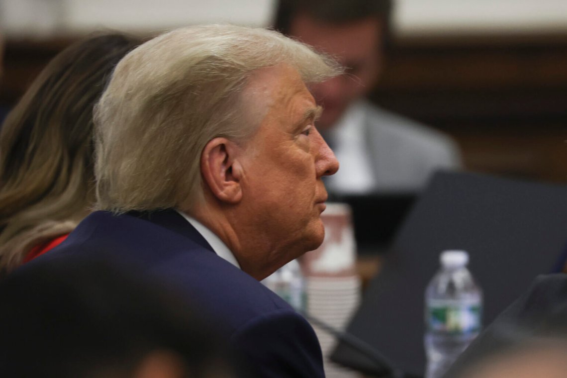 Donald Trump sitter i rätten i bedrägerimålet som väcktes av New Yorks åklagare Letitia James på Manhattan den 3 oktober 2023. Foto: Shannon Stapleton / Pool via AP / NTB. Donald Trump sitter i rätten i bedrägerimålet som väcktes av New Yorks åklagare Letitia James på Manhattan den 3 oktober 2023. Foto: Shannon Stapleton / Pool via AP / NTB.