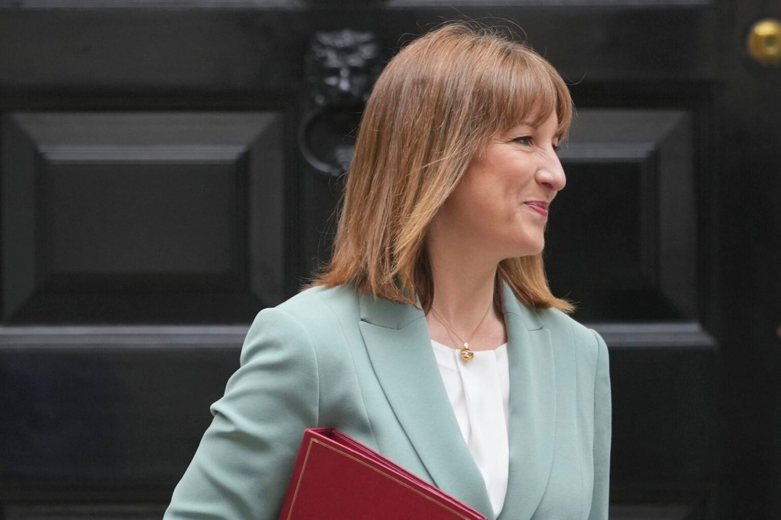 Storbritanniens finansminister Rachel Reeves utanför Downing Street 11 på väg till parlamentet. Foto: Kin Cheung/AP/NTB Storbritanniens finansminister Rachel Reeves utanför Downing Street 11 på väg till parlamentet. Foto: Kin Cheung/AP/NTB