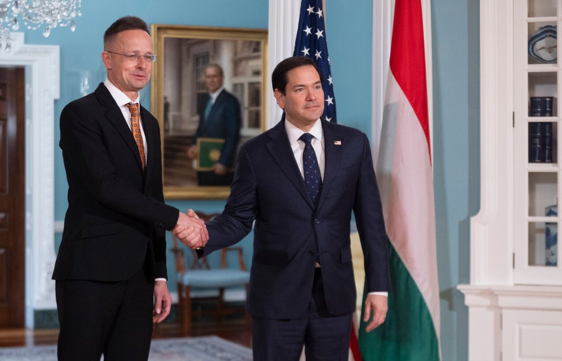 USA:s utrikesminister Marco Rubio hälsar på Ungerns utrikesminister Péter Szijjártó i utrikesdepartementets fördragsrum i Washington i mars 2025. Foto: Manuel Balce Ceneta/ AP/ NTB USA:s utrikesminister Marco Rubio hälsar på Ungerns utrikesminister Péter Szijjártó i utrikesdepartementets fördragsrum i Washington i mars 2025. Foto: Manuel Balce Ceneta/ AP/ NTB