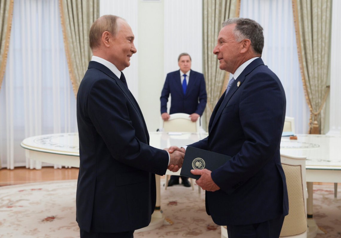 Rysslands president Vladimir Putin, vänster, och USA:s president Donald Trumps särskilda sändebud Steve Witkoff, höger, skakar hand under deras möte i Moskva, Ryssland, den 6 augusti 2025. Foto: Gavriil Grigorov, Sputnik, Kreml Pool. Foto via AP. Rysslands president Vladimir Putin, vänster, och USA:s president Donald Trumps särskilda sändebud Steve Witkoff, höger, skakar hand under deras möte i Moskva, Ryssland, den 6 augusti 2025. Foto: Gavriil Grigorov, Sputnik, Kreml Pool. Foto via AP.