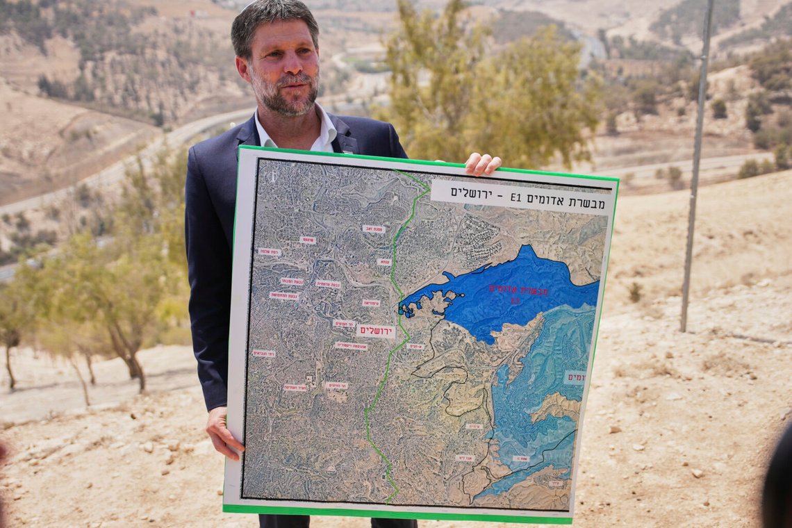 Israels finansminister Bezalel Smotrich håller en karta som visar bosättningsprojektet E1 under en presskonferens nära bosättningen Maale Adumim på den israeliskt ockuperade Västbanken, 14 augusti 2025. Foto: Ohad Zwigenberg/AP Photo Israels finansminister Bezalel Smotrich håller en karta som visar bosättningsprojektet E1 under en presskonferens nära bosättningen Maale Adumim på den israeliskt ockuperade Västbanken, 14 augusti 2025. Foto: Ohad Zwigenberg/AP Photo