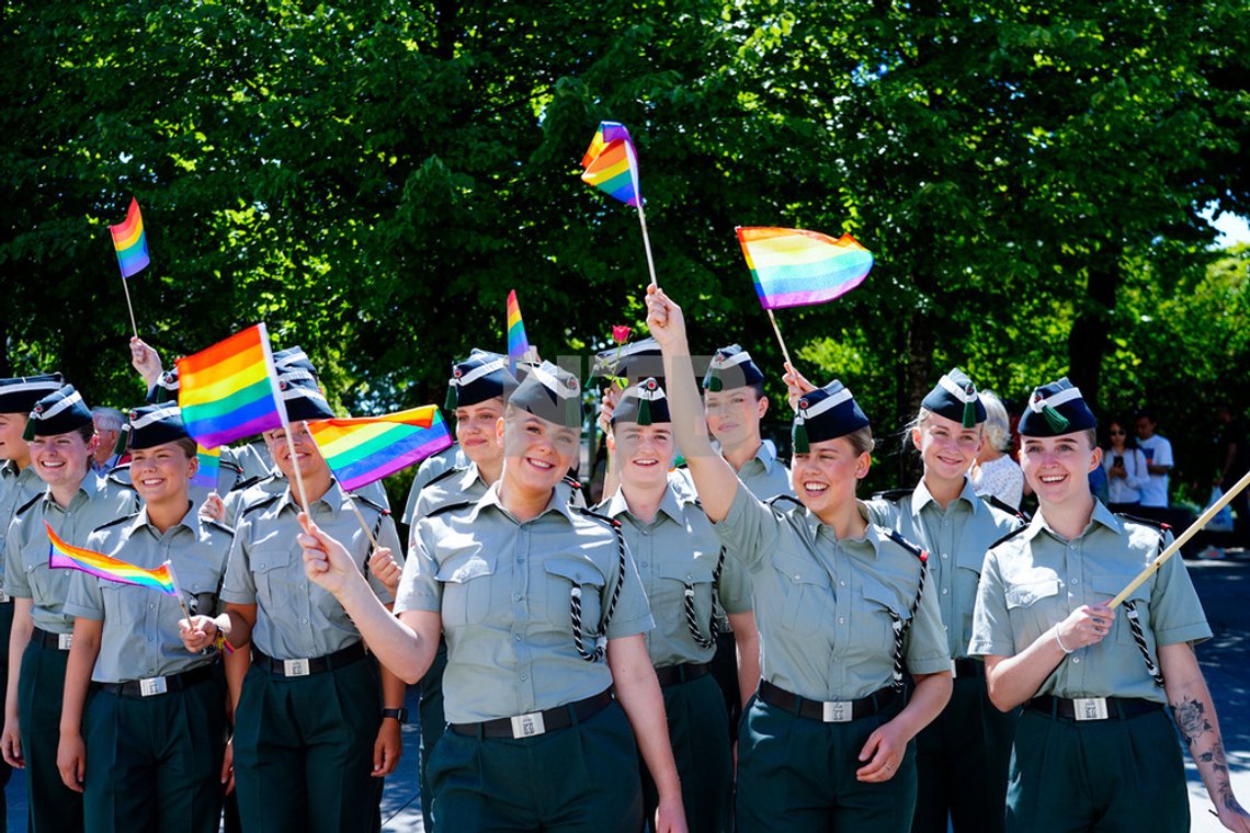 Många människor deltar i Prideparaden i centrala Oslo 2021. Försvarsmakten bidrar. Foto: Terje Pedersen / NTB Många människor deltar i Prideparaden i centrala Oslo 2021. Försvarsmakten bidrar. Foto: Terje Pedersen / NTB
