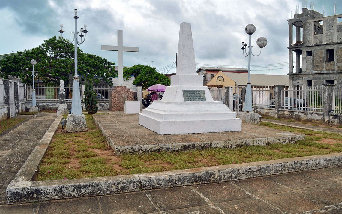 Kristendomen predikades först i Nigeria under det legendariska Agia-trädet i Badagry, Lagos-staten, av missionärerna Thomas Birch Freeman (metodist) och Henry Townsend (anglikan) den 24 september 1842. Ett monument restes på platsen efter att trädet fällts av en storm 1959. Foto: Omoeko Media CC BY-SA 4.0 Kristendomen predikades först i Nigeria under det legendariska Agia-trädet i Badagry, Lagos-staten, av missionärerna Thomas Birch Freeman (metodist) och Henry Townsend (anglikan) den 24 september 1842. Ett monument restes på platsen efter att trädet fällts av en storm 1959. Foto: Omoeko Media CC BY-SA 4.0