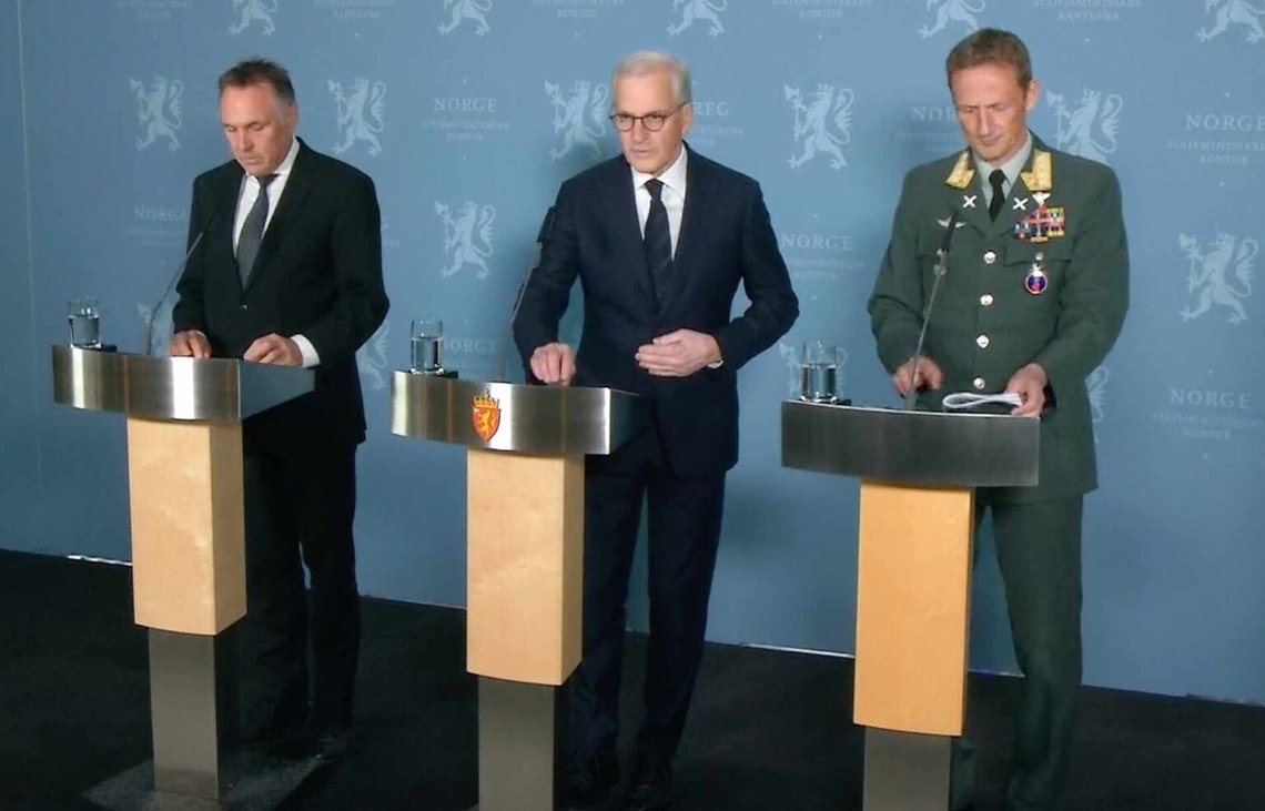 Norges försvarsminister Tore O. Sandvik (vänster), statsminister Jonas Gahr Støre och försvarschefen Eirik Kristoffersen informerade om valet av en strategisk partner för inköp av nya fregatter till den norska flottan. Norges försvarsminister Tore O. Sandvik (vänster), statsminister Jonas Gahr Støre och försvarschefen Eirik Kristoffersen informerade om valet av en strategisk partner för inköp av nya fregatter till den norska flottan.