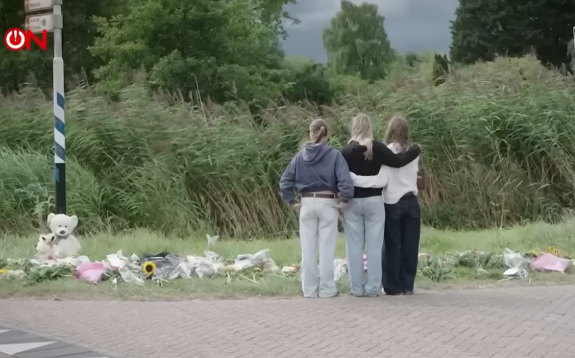 Vänner till mordoffret Lisa sörjer på brottsplatsen i Nederländerna. Foto: Skärmdump YouTube Vänner till mordoffret Lisa sörjer på brottsplatsen i Nederländerna. Foto: Skärmdump YouTube
