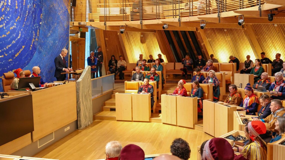 Statsminister Jonas Gahr Støre vid talarstolen i Sametinget i Karasjok den 8 mars 2023. Foto: Jan Langhaug / NTB. Statsminister Jonas Gahr Støre vid talarstolen i Sametinget i Karasjok den 8 mars 2023. Foto: Jan Langhaug / NTB.