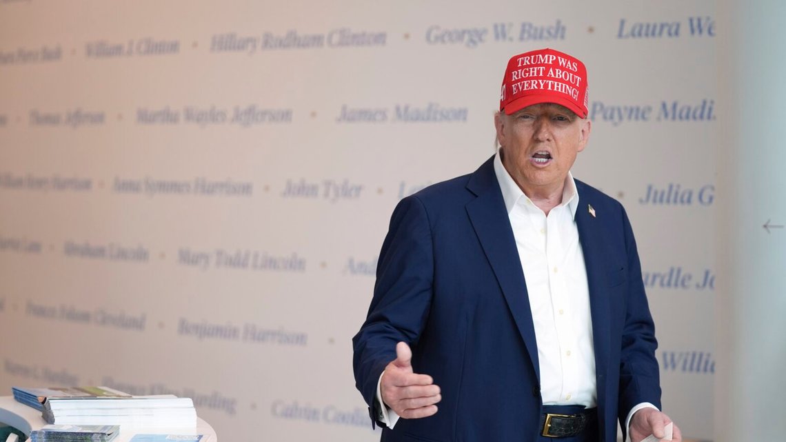 Donald Trump talar med reportrar på Folkets hus-museum i Washington den 22 augusti 2025. Foto: Evan Vucci / AP / NTB. Donald Trump talar med reportrar på Folkets hus-museum i Washington den 22 augusti 2025. Foto: Evan Vucci / AP / NTB.