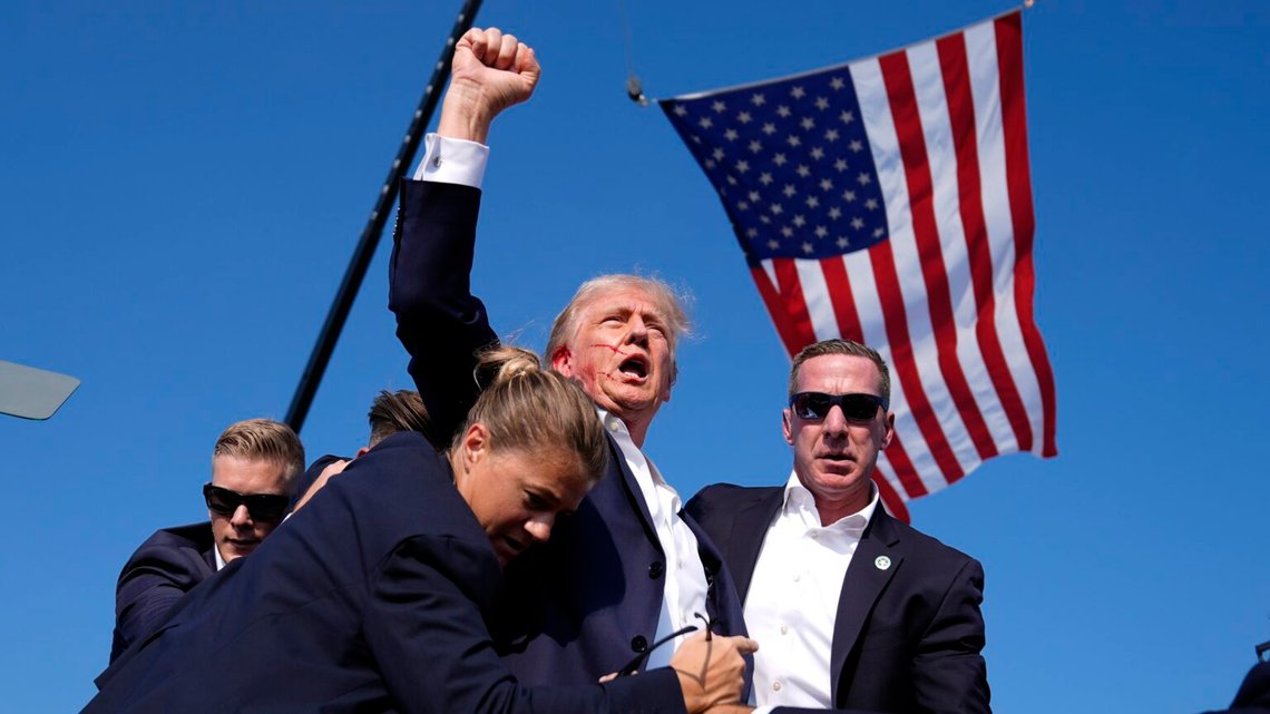 Donald Trump omgiven av Secret Service-agenter efter mordförsöket under valkampanjmötet i Butler, Pennsylvania, den 13 juli 2024. Foto: Evan Vucci / AP / NTB. Donald Trump omgiven av Secret Service-agenter efter mordförsöket under valkampanjmötet i Butler, Pennsylvania, den 13 juli 2024. Foto: Evan Vucci / AP / NTB.