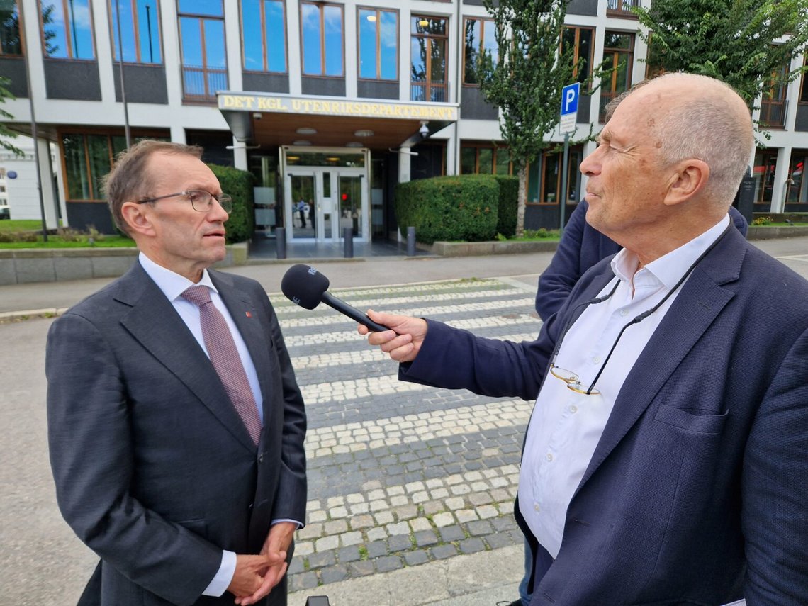 Pressmöte med utrikesminister Espen Barth Eide (Ap) framför utrikesministeriet, där frågor ställdes i samband med ryska drönare över Polen. Foto: Document Pressmöte med utrikesminister Espen Barth Eide (Ap) framför utrikesministeriet, där frågor ställdes i samband med ryska drönare över Polen. Foto: Document