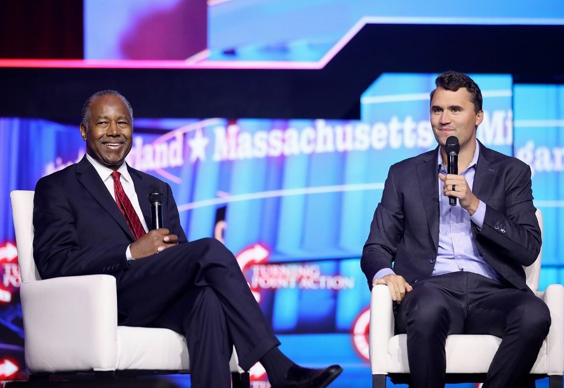 Ben Carson, tidigare minister för bostäder och stadsutveckling, och Charlie Kirk talar inför deltagare vid folkkonventet på Huntington Place i Detroit, Michigan. 15 juni 2024. Wikipedia. Ben Carson, tidigare minister för bostäder och stadsutveckling, och Charlie Kirk talar inför deltagare vid folkkonventet på Huntington Place i Detroit, Michigan. 15 juni 2024. Wikipedia.