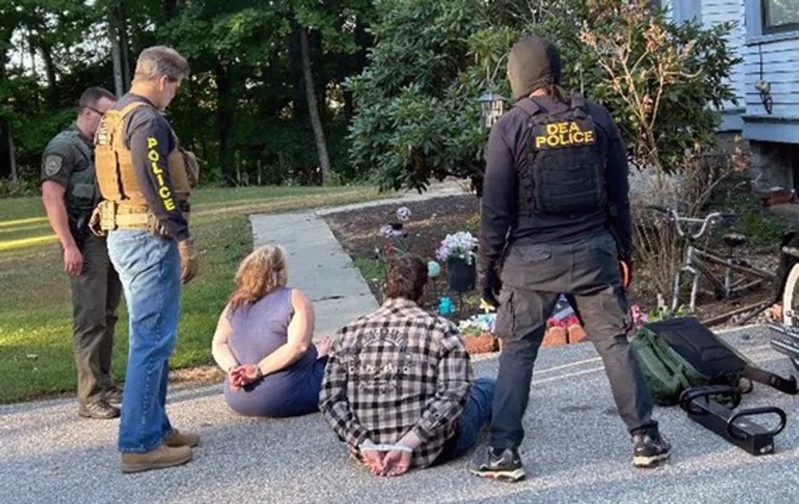 DEA-agenter griper två misstänkta utanför en bostad i Franklin, New Hampshire, under en razzia mot fentanylhandel den 27 augusti 2025. Foto: DEA New England/ skärmdump X. DEA-agenter griper två misstänkta utanför en bostad i Franklin, New Hampshire, under en razzia mot fentanylhandel den 27 augusti 2025. Foto: DEA New England/ skärmdump X.
