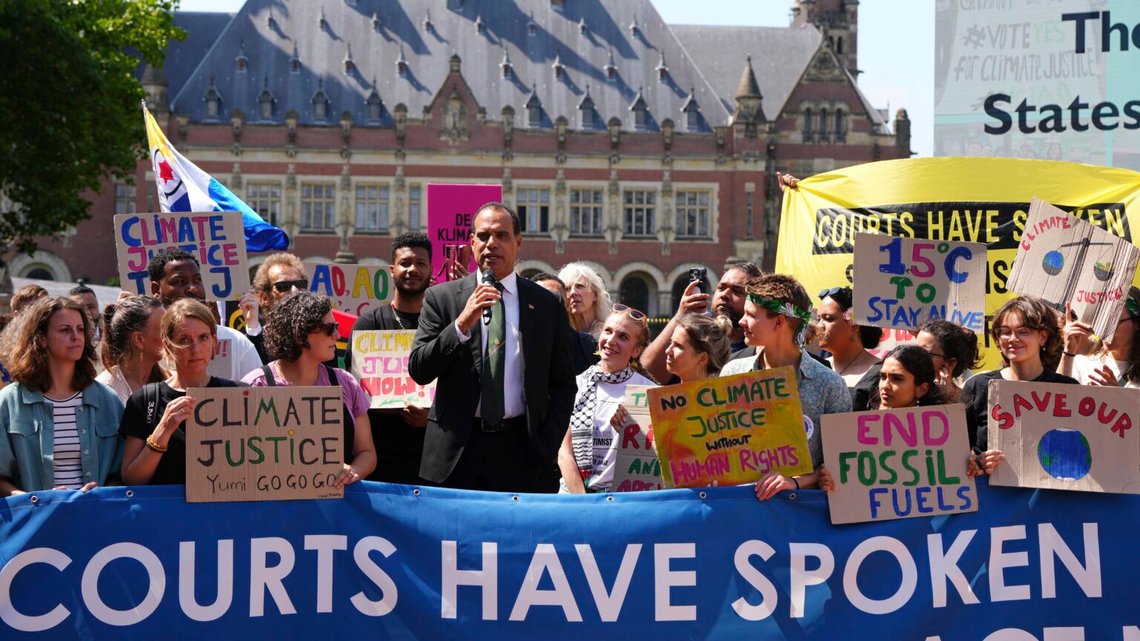 Vanuatus klimatminister Ralph Regenvanu talar till demonstranter utanför Internationella domstolen i Haag i väntan på ett rådgivande yttrande därifrån om staters rättsliga skyldigheter att hantera klimatförändringarna den 23 juli 2025. Foto: Peter Dejong / AP / NTB. Vanuatus klimatminister Ralph Regenvanu talar till demonstranter utanför Internationella domstolen i Haag i väntan på ett rådgivande yttrande därifrån om staters rättsliga skyldigheter att hantera klimatförändringarna den 23 juli 2025. Foto: Peter Dejong / AP / NTB.