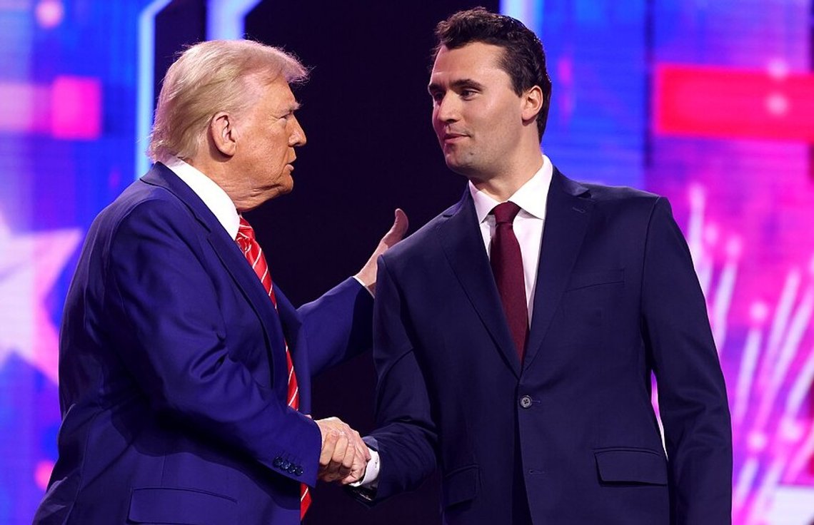 President Donald Trump och Charlie Kirk talar till deltagare på America Fest 2024 på Phoenix Convention Center i Phoenix, Arizona. 22 december 2024. Foto: Wikimedia. President Donald Trump och Charlie Kirk talar till deltagare på America Fest 2024 på Phoenix Convention Center i Phoenix, Arizona. 22 december 2024. Foto: Wikimedia.