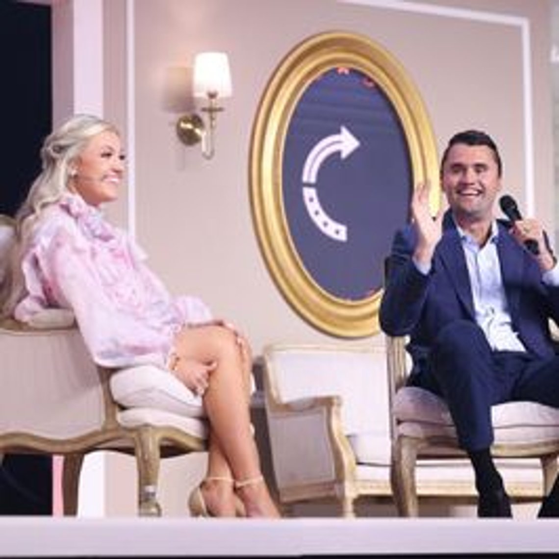 Erika Kirk och Charlie Kirk talar till deltagare vid Young Women's Leadership Summit 2025 på Gaylord Texan Resort & Convention Center i Grapevine, Texas, den 13 juni 2025. Erika Kirk och Charlie Kirk talar till deltagare vid Young Women's Leadership Summit 2025 på Gaylord Texan Resort & Convention Center i Grapevine, Texas, den 13 juni 2025.