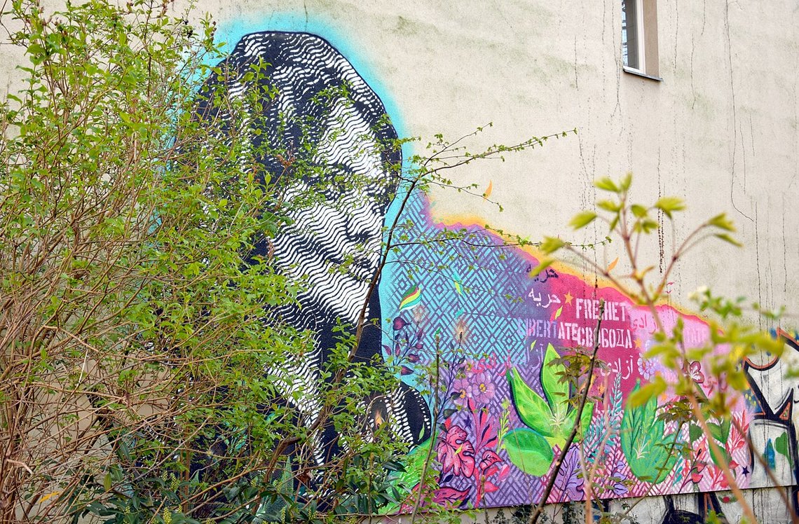 Graffiti till minne av Jina Mahsa Amini vid Kadiner Straße 11 i Berlin-Friedrichshain. Foto: Singlespeedfahrer CC0 1.0 Graffiti till minne av Jina Mahsa Amini vid Kadiner Straße 11 i Berlin-Friedrichshain. Foto: Singlespeedfahrer CC0 1.0