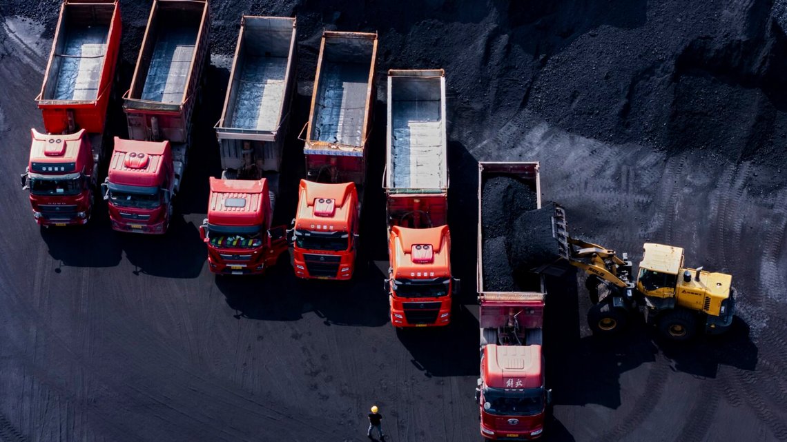 Arbetare lastar kol på lastbilar i en hamn vid Yangtzefloden i Chongqing, sydvästra Kina, den 20 april 2025. Foto: Chinatopix via AP / NTB. Arbetare lastar kol på lastbilar i en hamn vid Yangtzefloden i Chongqing, sydvästra Kina, den 20 april 2025. Foto: Chinatopix via AP / NTB.
