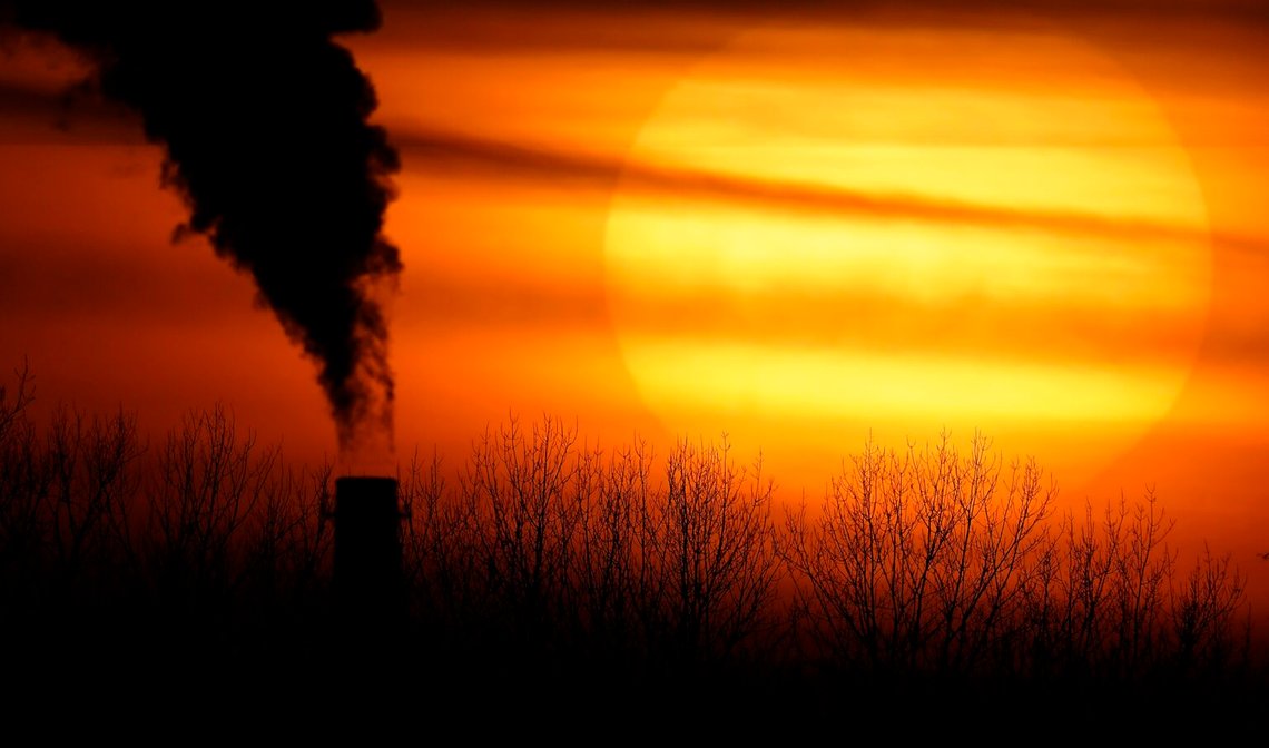 Utsikt til et kullkraftverk i solnedgang ved Kansas City, Missouri, den 1. februar 2021. Foto: Charlie Riedel / AP / NTB. Utsikt til et kullkraftverk i solnedgang ved Kansas City, Missouri, den 1. februar 2021. Foto: Charlie Riedel / AP / NTB.