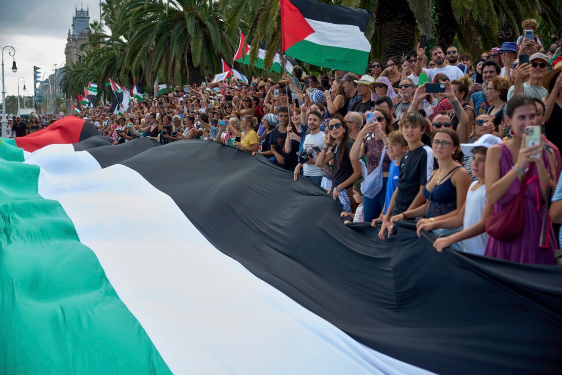 Spanjorer håller palestinska flaggor när de tar farväl av aktivister som gav sig av med sina båtar för att ansluta sig till en civil flotta på väg till Gaza, i Barcelona, Spanien, 31 augusti 2025. Foto: Emilio Morenatti/ AP/ NTB Spanjorer håller palestinska flaggor när de tar farväl av aktivister som gav sig av med sina båtar för att ansluta sig till en civil flotta på väg till Gaza, i Barcelona, Spanien, 31 augusti 2025. Foto: Emilio Morenatti/ AP/ NTB