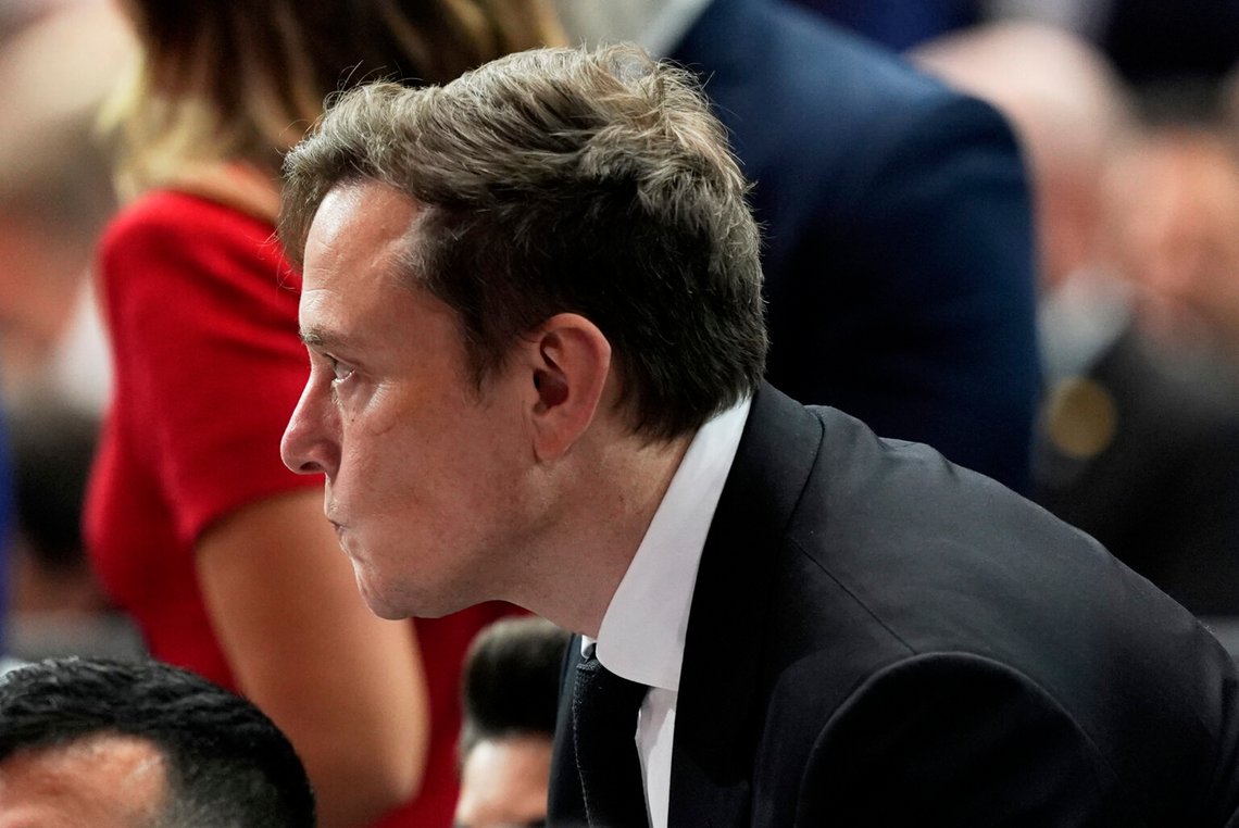 Elon Musk deltog i Charlie Kirks minnesgudstjänst idag på State Farm Stadium i Glendale, Arizona. Foto: Julia Demaree Nikhinson/ AP/ NTB Elon Musk deltog i Charlie Kirks minnesgudstjänst idag på State Farm Stadium i Glendale, Arizona. Foto: Julia Demaree Nikhinson/ AP/ NTB
