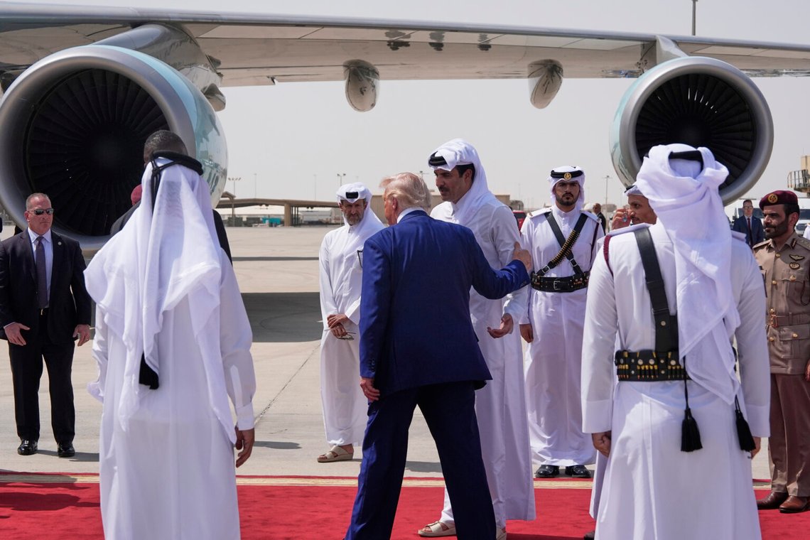 Qatars emir Sheikh Tamim bin Hamad Al Thani tar farväl av president Donald Trump på Al Udeid flygbas, torsdagen den 15 maj 2025, i Doha, Qatar. Foto: Alex Brandon/AP Photo Qatars emir Sheikh Tamim bin Hamad Al Thani tar farväl av president Donald Trump på Al Udeid flygbas, torsdagen den 15 maj 2025, i Doha, Qatar. Foto: Alex Brandon/AP Photo