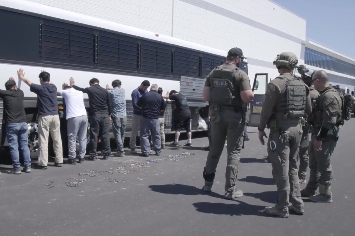 ICE-agenter gör nyligen en razzia mot en Hyundai-fabrik i Ellabell, Georgia. Obehöriga arbetare arresteras och många av dem deporteras senare. Foto: Corey Bullard / U.S. Immigration and Customs Enforcement via AP/ NTB ICE-agenter gör nyligen en razzia mot en Hyundai-fabrik i Ellabell, Georgia. Obehöriga arbetare arresteras och många av dem deporteras senare. Foto: Corey Bullard / U.S. Immigration and Customs Enforcement via AP/ NTB