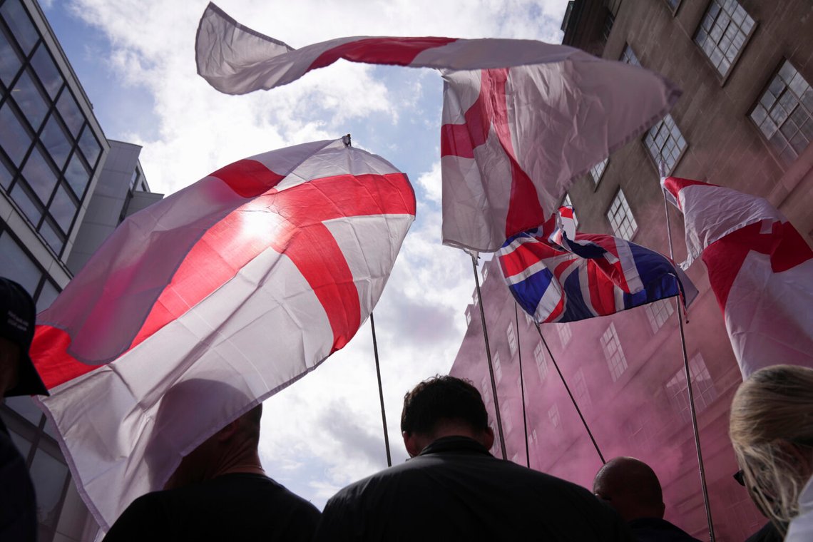 Hundratusentals, kanske miljoner, britter marscherade för att ena sitt kungarike. De protesterade mot okontrollerad invandring, en ekonomi som sviker vanliga människor och en politisk klass som verkar mer bekymrad över globala agendor än över sina egna medborgare. Foto: Joanna Chan/AP/NTB Hundratusentals, kanske miljoner, britter marscherade för att ena sitt kungarike. De protesterade mot okontrollerad invandring, en ekonomi som sviker vanliga människor och en politisk klass som verkar mer bekymrad över globala agendor än över sina egna medborgare. Foto: Joanna Chan/AP/NTB