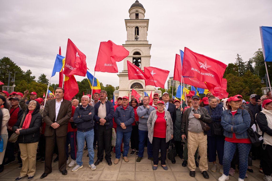 Anhängare håller flaggor vid ett möte för det Rysslandsvänliga patriotiska valblocket i Chisinau, Moldavien, torsdagen den 25 september 2025, inför parlamentsvalet som äger rum den 28 september. Foto: Vadim Ghirda/AP Photo Anhängare håller flaggor vid ett möte för det Rysslandsvänliga patriotiska valblocket i Chisinau, Moldavien, torsdagen den 25 september 2025, inför parlamentsvalet som äger rum den 28 september. Foto: Vadim Ghirda/AP Photo