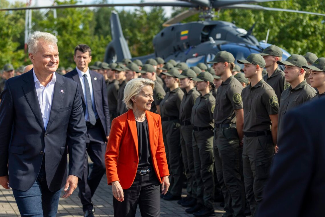 Europeiska kommissionens ordförande Ursula von der Leyen, till höger, och Litauens president Gitanas Nauseda lämnar efter sin gemensamma presskonferens vid gränsbevakningsskolan nära den litauisk-vitryska gränsen, nära byn Medininkai, cirka 25 km öster om huvudstaden Vilnius, Litauen, 1 september 2025. Foto: Mindaugas Kulbis/AP Photo Europeiska kommissionens ordförande Ursula von der Leyen, till höger, och Litauens president Gitanas Nauseda lämnar efter sin gemensamma presskonferens vid gränsbevakningsskolan nära den litauisk-vitryska gränsen, nära byn Medininkai, cirka 25 km öster om huvudstaden Vilnius, Litauen, 1 september 2025. Foto: Mindaugas Kulbis/AP Photo