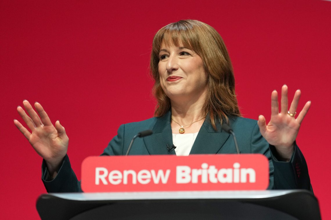 Brittiska finansministern Rachel Reeves talar under Labourpartiets konferens i Liverpool den 29 september. Foto: Jon Super/ AP/ NTB Brittiska finansministern Rachel Reeves talar under Labourpartiets konferens i Liverpool den 29 september. Foto: Jon Super/ AP/ NTB
