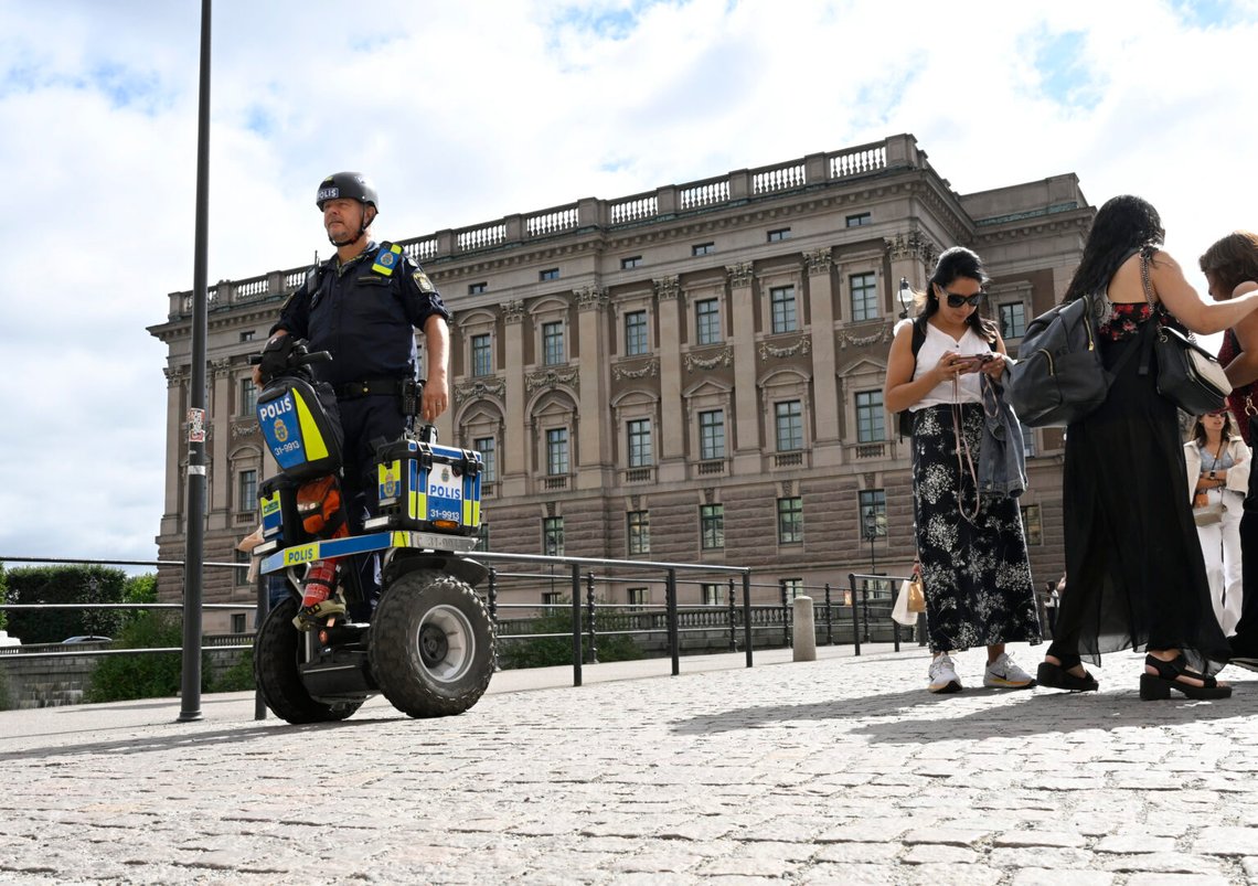 En polis på en Segway patrullerar riksdagen i Stockholm år 2023, samtidigt som säkerhetspolisen ökade nivån av terrorhot mot Sverige från 3 till 4. Foto: Fredrik Sandberg, TT-NTB. En polis på en Segway patrullerar riksdagen i Stockholm år 2023, samtidigt som säkerhetspolisen ökade nivån av terrorhot mot Sverige från 3 till 4. Foto: Fredrik Sandberg, TT-NTB.