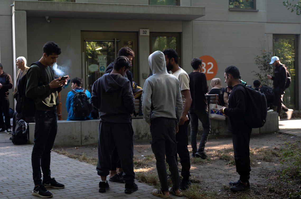 Dussintals människor från hela världen köar framför det centrala registreringscentret för asylsökande i Berlin, Tyskland, 25 september 2023. Över hela Tyskland slår myndigheterna larm om att de inte längre kan ta emot asylsökande migranter. Foto: Markus Schreiber/AP Dussintals människor från hela världen köar framför det centrala registreringscentret för asylsökande i Berlin, Tyskland, 25 september 2023. Över hela Tyskland slår myndigheterna larm om att de inte längre kan ta emot asylsökande migranter. Foto: Markus Schreiber/AP