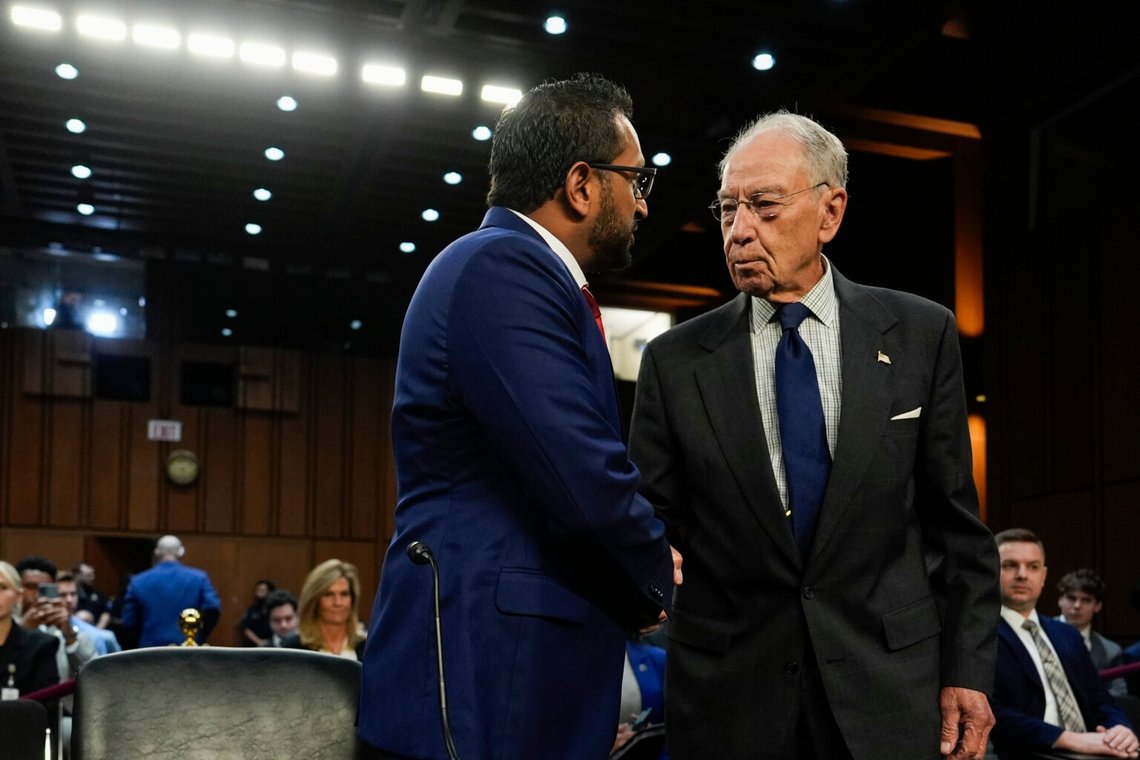 FBI-chefen Kash Patel, vänster, skakar hand med senator Chuck Grassley, republikan från Iowa, höger, innan han framträder inför senatens justitieutskott för sin första tillsynsutfrågning, tisdagen den 16 september 2025, vid Kapitolium i Washington. Foto: Julia Demaree Nikhinson/AP Photo FBI-chefen Kash Patel, vänster, skakar hand med senator Chuck Grassley, republikan från Iowa, höger, innan han framträder inför senatens justitieutskott för sin första tillsynsutfrågning, tisdagen den 16 september 2025, vid Kapitolium i Washington. Foto: Julia Demaree Nikhinson/AP Photo