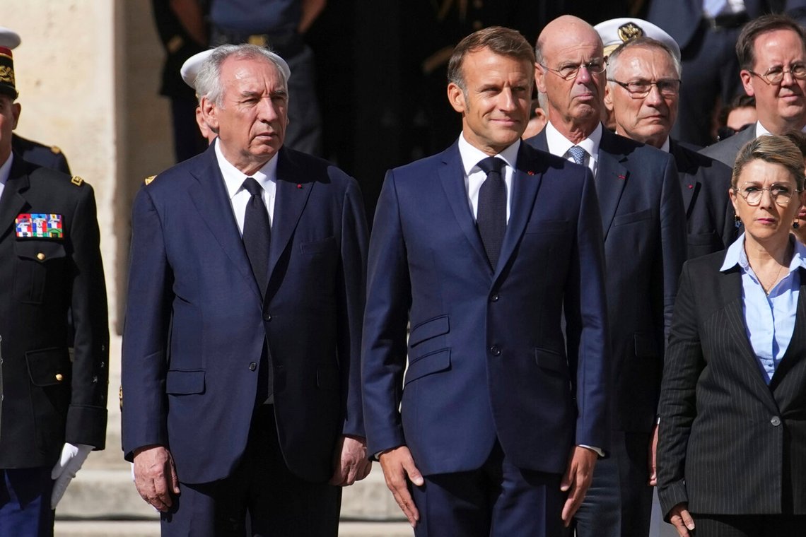 Frankrikes president Emmanuel Macron, till höger, och Frankrikes premiärminister Francois Bayrou deltar i en avskedsceremoni för den avgående stabschefen för de franska väpnade styrkorna, Thierry Burkhard, på Invalides gårdsplan i Paris, 5 september 2025. Foto: Christophe Ena, AP-NTB. Frankrikes president Emmanuel Macron, till höger, och Frankrikes premiärminister Francois Bayrou deltar i en avskedsceremoni för den avgående stabschefen för de franska väpnade styrkorna, Thierry Burkhard, på Invalides gårdsplan i Paris, 5 september 2025. Foto: Christophe Ena, AP-NTB.