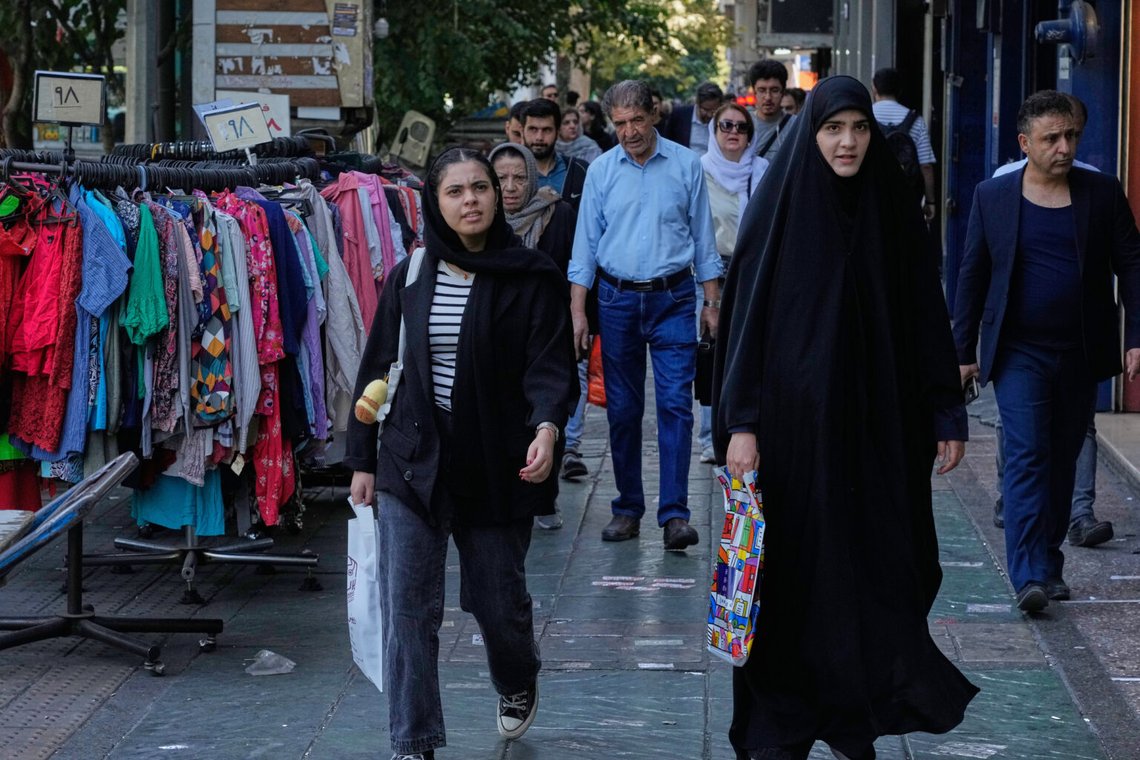 Människor går på en trottoar på gatan Enqelab-e-Eslami (Islamisk revolution) i Teheran, Iran, lördagen den 27 september 2025. Foto: Vahid Salemi/AP Photo Människor går på en trottoar på gatan Enqelab-e-Eslami (Islamisk revolution) i Teheran, Iran, lördagen den 27 september 2025. Foto: Vahid Salemi/AP Photo