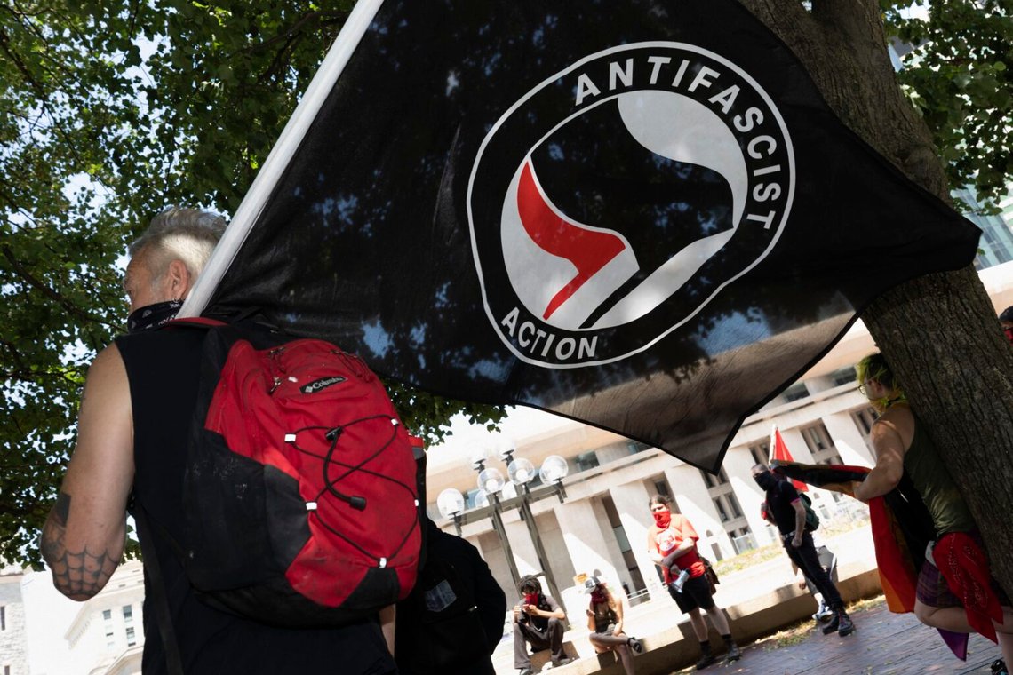 En demonstrant håller en Antifa-flagga under en demonstration i Boston sommaren 2020. Foto: Michael Dwyer/AP/NTB En demonstrant håller en Antifa-flagga under en demonstration i Boston sommaren 2020. Foto: Michael Dwyer/AP/NTB
