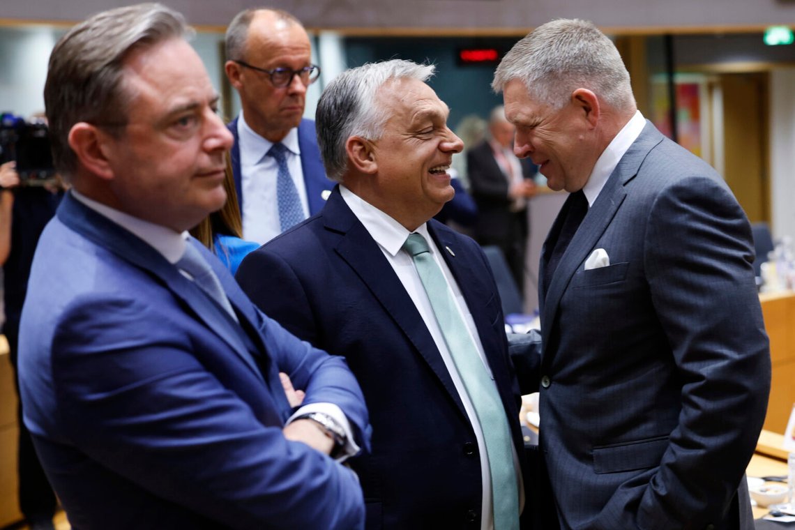 Tysklands förbundskansler Friedrich Merz står i bakgrunden medan Ungerns premiärminister Viktor Orbán verkar stå på god fot med Slovakiens premiärminister Robert Fico. Belgiens premiärminister Bart De Wever ser också lite skeptisk ut. Fotot togs under ett EU-toppmöte i Bryssel i juni. Foto: Geert Vanden Wijngaert/ AP/ NTB Tysklands förbundskansler Friedrich Merz står i bakgrunden medan Ungerns premiärminister Viktor Orbán verkar stå på god fot med Slovakiens premiärminister Robert Fico. Belgiens premiärminister Bart De Wever ser också lite skeptisk ut. Fotot togs under ett EU-toppmöte i Bryssel i juni. Foto: Geert Vanden Wijngaert/ AP/ NTB