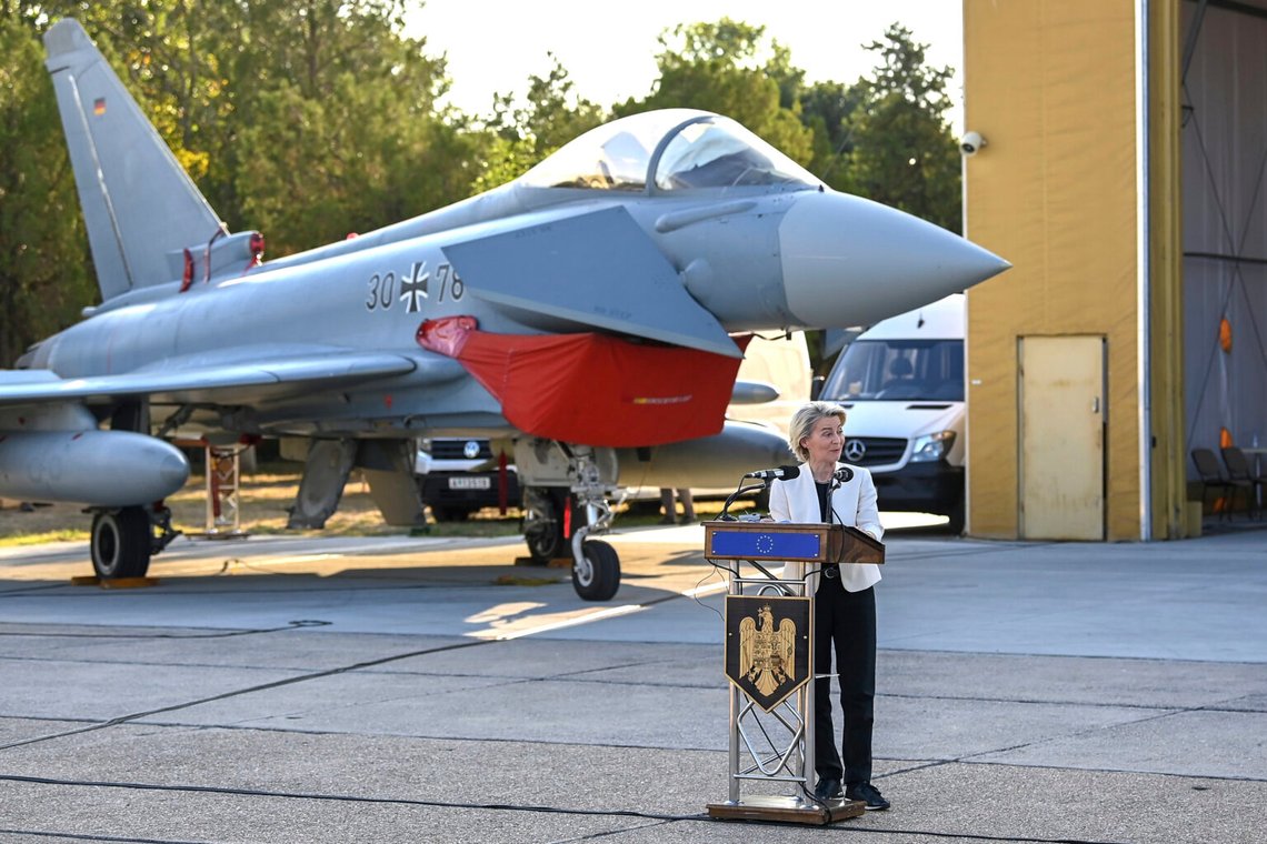 Europeiska kommissionens ordförande Ursula von der Leyen i bakgrunden av ett tyskt flygvapen Eurofighter Typhoon utplacerat för flygpolisuppdrag vid Nato-alliansens gränser, under en gemensam presskonferens med Rumäniens president Nicousor Dan vid Mihail Kogalniceanu flygbas, nära Svartahavshamnen i Constanta, Rumänien, måndagen den 1 september 2025. Foto: Eduard Vinatoru/AP Photo Europeiska kommissionens ordförande Ursula von der Leyen i bakgrunden av ett tyskt flygvapen Eurofighter Typhoon utplacerat för flygpolisuppdrag vid Nato-alliansens gränser, under en gemensam presskonferens med Rumäniens president Nicousor Dan vid Mihail Kogalniceanu flygbas, nära Svartahavshamnen i Constanta, Rumänien, måndagen den 1 september 2025. Foto: Eduard Vinatoru/AP Photo